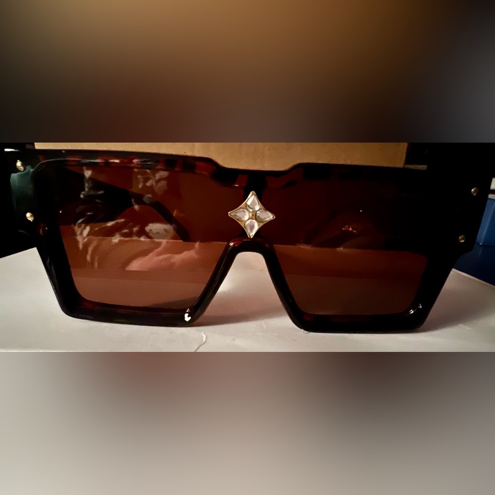 Stylish Tortoiseshell Brown Shield Sunglasses wit… - image 2